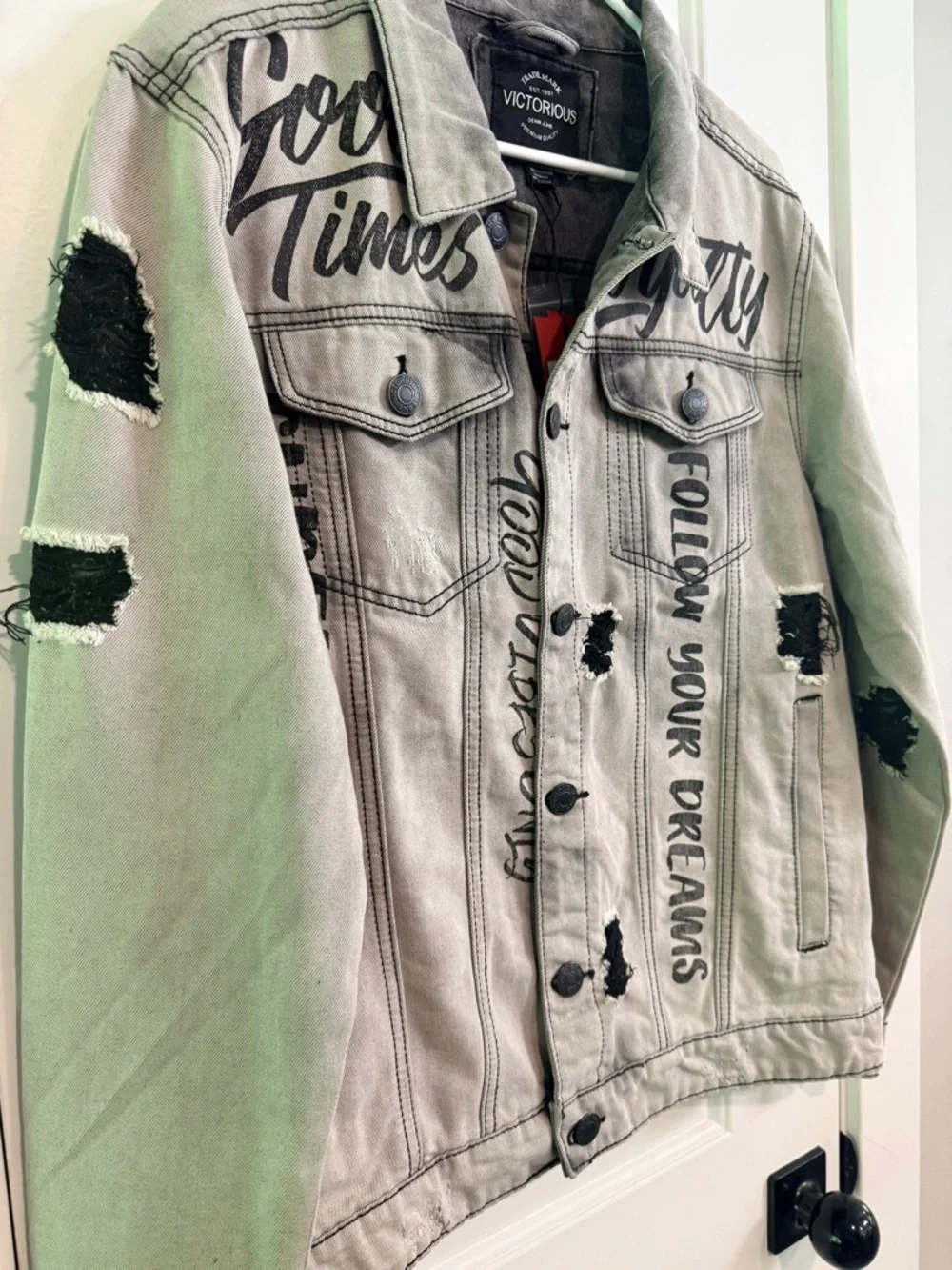 Victorious Gray Distressed Graphic Denim Jacket NWT Men’s Medium